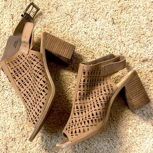 Cute Vince Camuto nude wedges!